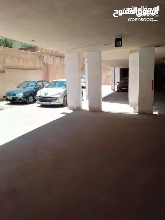 شقة في شارع الجامعة للعرسان غرفتين نوم وحمامين باجرة 185 دينار وشقة أخرى بإيجار 140 دينار من المالك