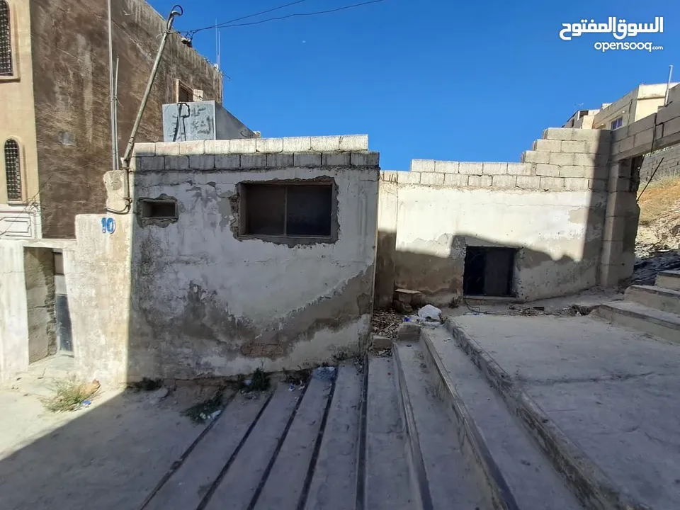 ارض ومنزل للبيع في ماركا نمره ثنين عن الشارع والسوق وفي دخله ع الارض من الخلف