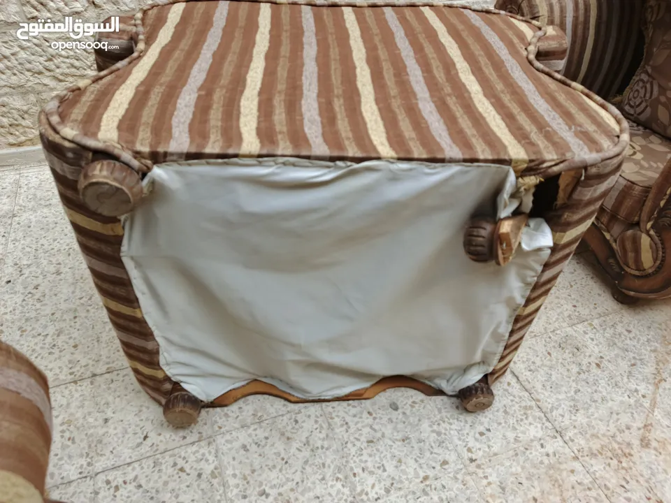 كنب كلاسيك للبيع من اربع قطع مناسب لصالون ومناسب غرفة جلوس ومناسب لغرفه ضيوف خشب اوزان ابيض