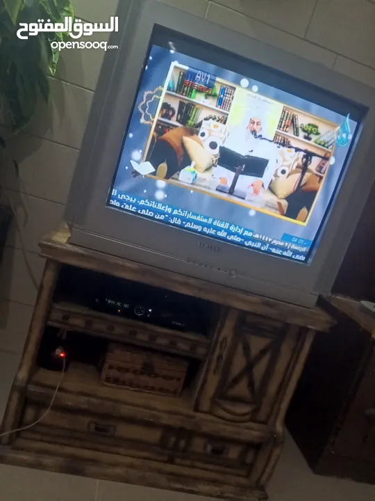 تلفيزون و طاوله