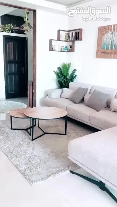شقة العمر بين اديك ومفروشة كل اشي موجود ما في داعي تشتري اشي الصيف مكيفات الشتاء تدفئة مركزية
