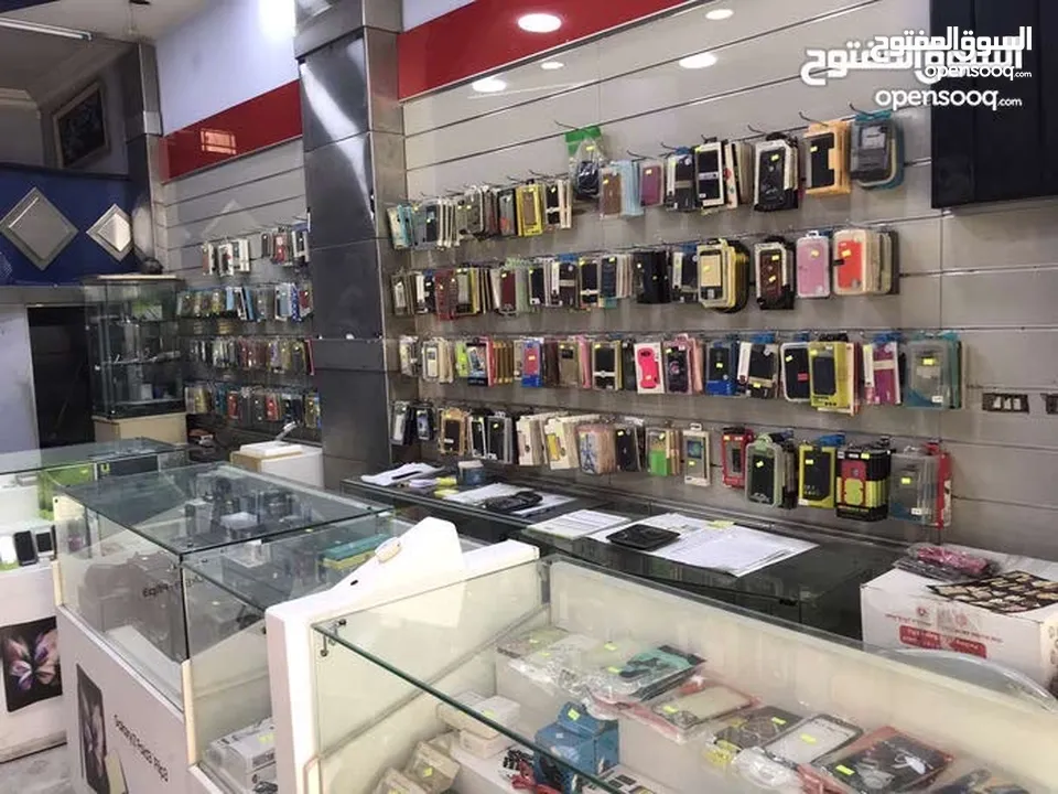 محل تجاري للبيع مجهز كامل موقع مميز ملاصق لمعرض شركة زين - شارع باب الواد - الوسط التجاري/ الزرقاء