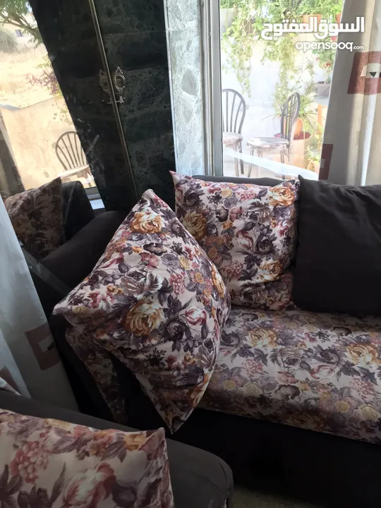 طقم كنب خشب تفصيل 8 مقاعد بحالة ممتازة