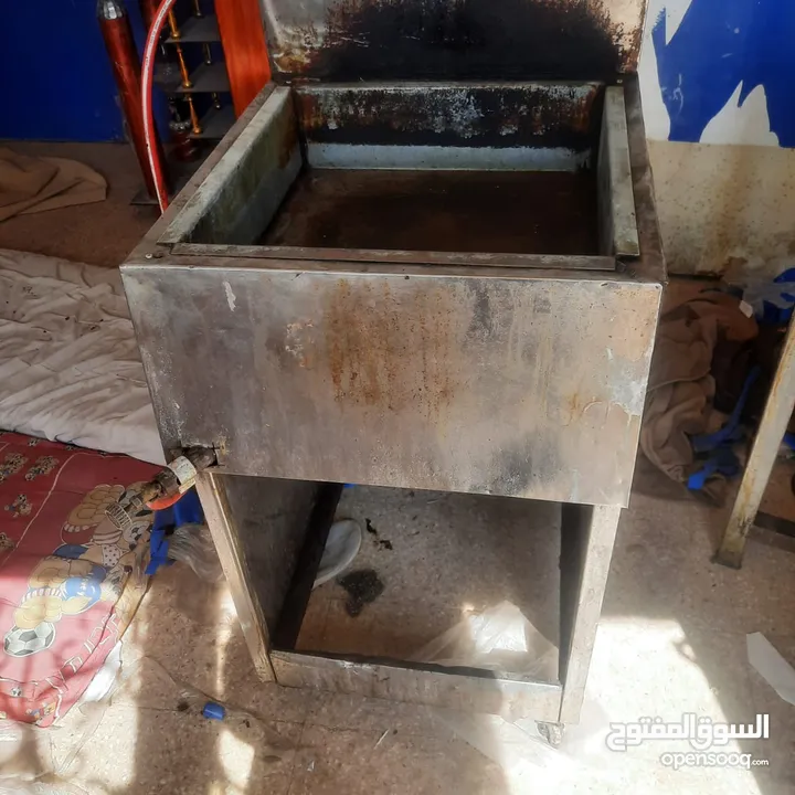 مجلى ستيلس ثقيل صناعي  ثلاجة بحاجه الى مروحة  طاوله ستيلس  غاز عين وحدة كانون كبير طول مترين عرض 40س