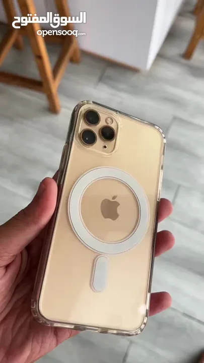 آيفون 11 برو 256 قيقا الجهاز نضيف فقط مغير بطاريه نسبتها71 السعر 700 وقابل للمراعااا