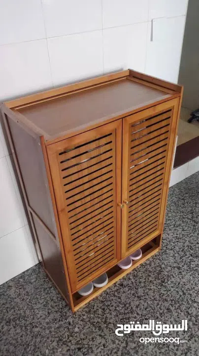 خزانة أحذية طويلة وعمودية من خشب البامبو  قطعة فخمة تنظّم أحذيتك بأسلوب راقٍ وتمنح مدخلك