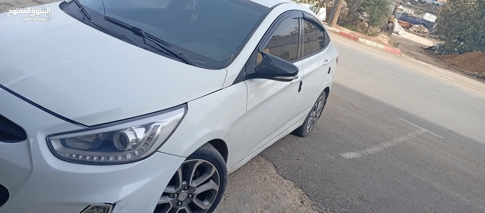 هيونداي اكسنت موديل  1600 بنزين 4 غيار لون ابيض  بلوتوث  كاميرا خلفيه رادار امامي  عده صوت.....