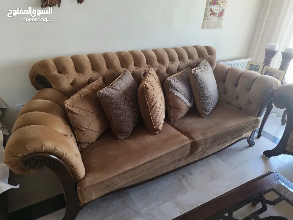 طقم صالون فاخر 9 مقاعد و ليس 7 محلي بحالة ممتازة جدا للبيع