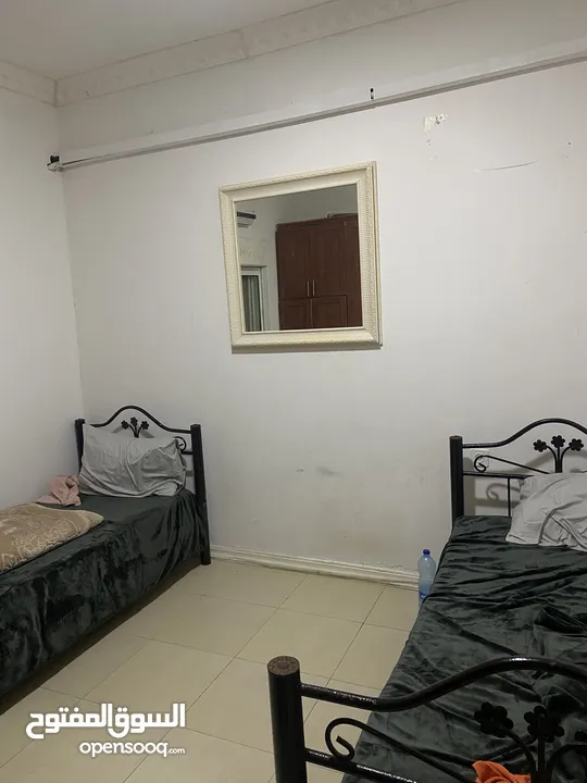 شاغر في غرفة مشتركة للصبايا