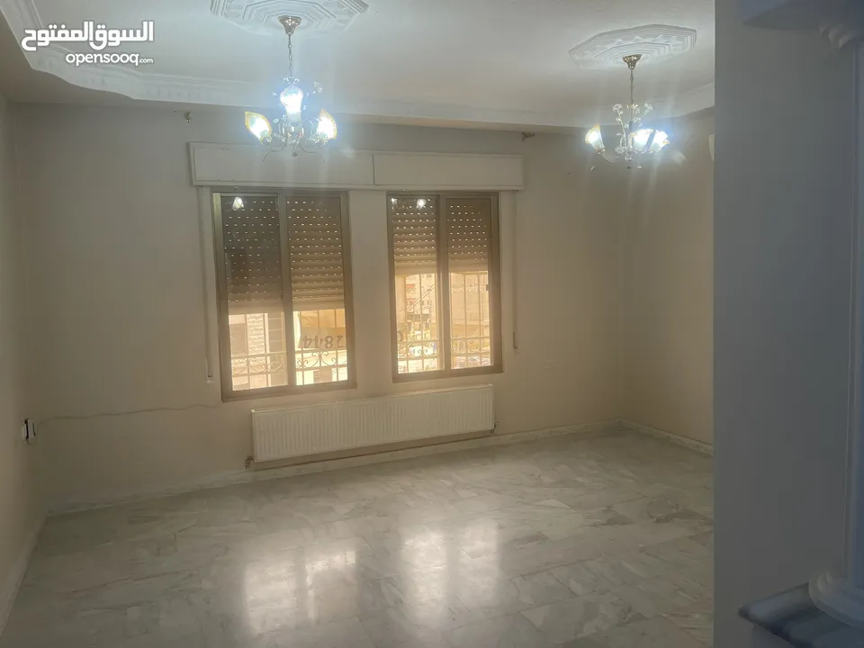 طبربور شقة طابق ثالث 149 م2 للبيع من المالك مباشرة 3 غرف نوم 3 حمامات مطبخ راكب تدفئة ديزل و مكيفات