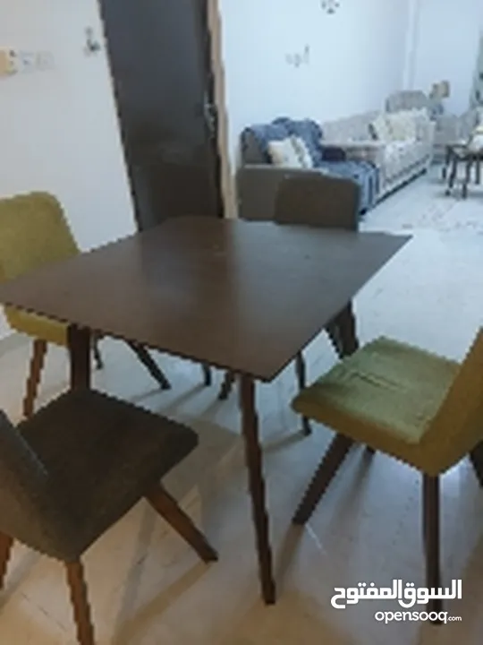 طاولة سفرة طعام وكراسي  خشب جودة عالية والتصميم راقي ل أربعة أفراد قابل للتفاوض