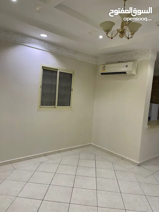 السلام عليكم الان شقة للايجار السنوي  في حي اشبيلية  تتكون  غرفتين نوم  صالة  مطبخ منفصل  حمام ?