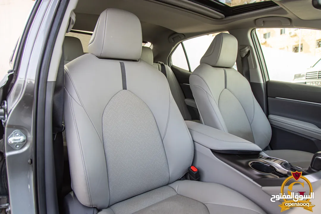 Toyota Camry Gle 2024  السيارة وارد و كفالة الشركة و قطعت 16,000 كيلو