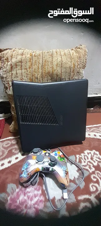 xbox 360  للبيع بسعر 150 وبي مجال مع يد 180للتحكم و لعبه