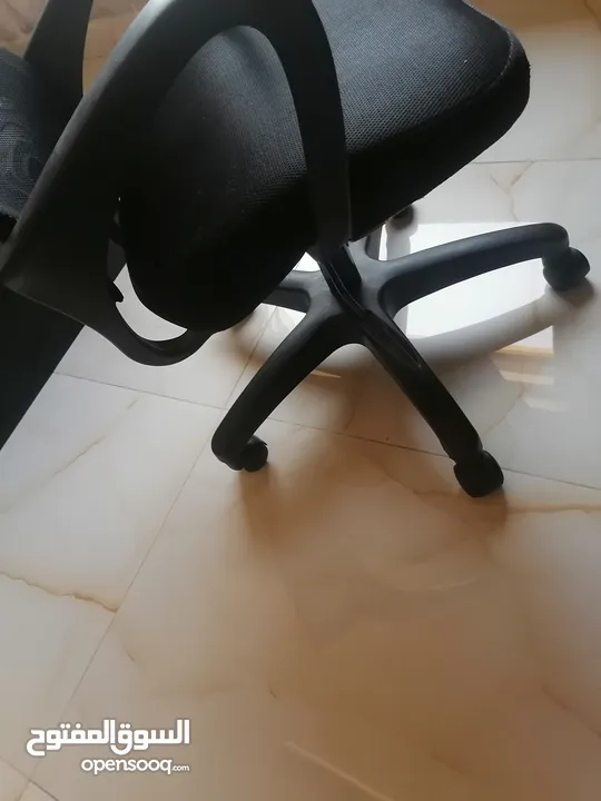 كرسي مكتب بحالة جيدة