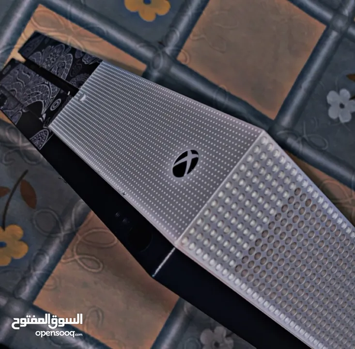 اكس بوكس ون اس 1 تيرا مع ستاند ومبرد للجهاز . Xbox one S 1 TB