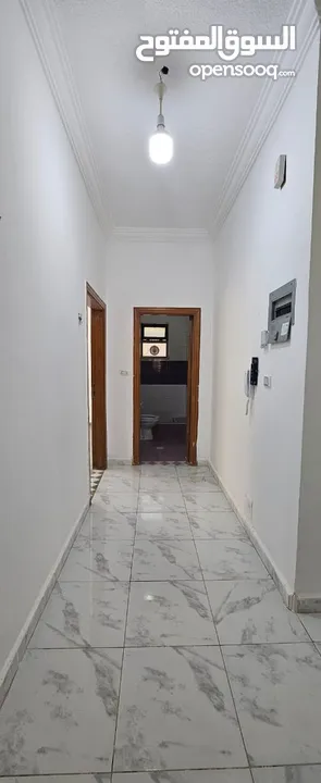 شقة طابق ارضي سوبر ديلكوس كما يوجد غرف مفروشة لطلاب الطب قرب مستشفى السلط الجديد