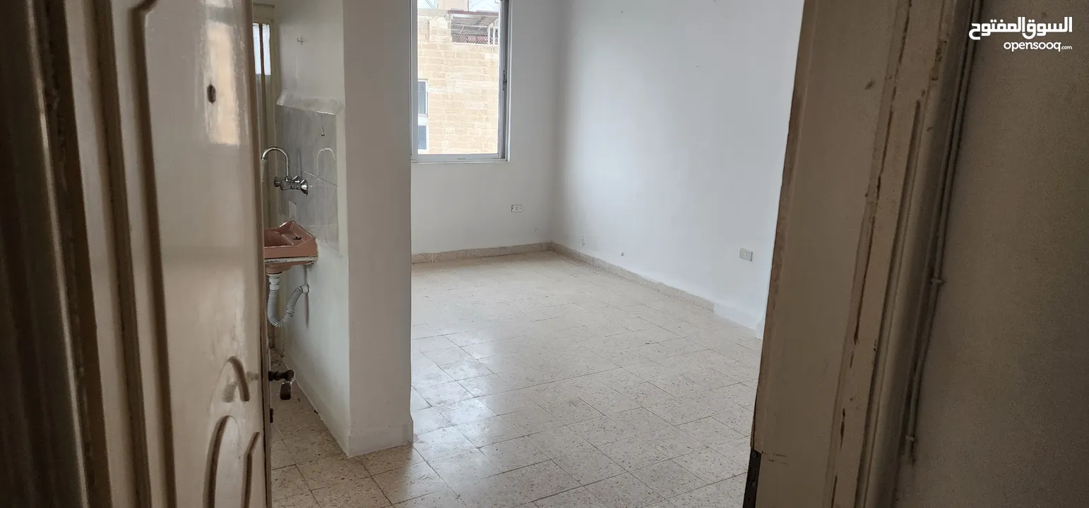 شقه في عماره للبيع حي عدن / جبل النصر قرب مسجد ناصر داود نصر الله