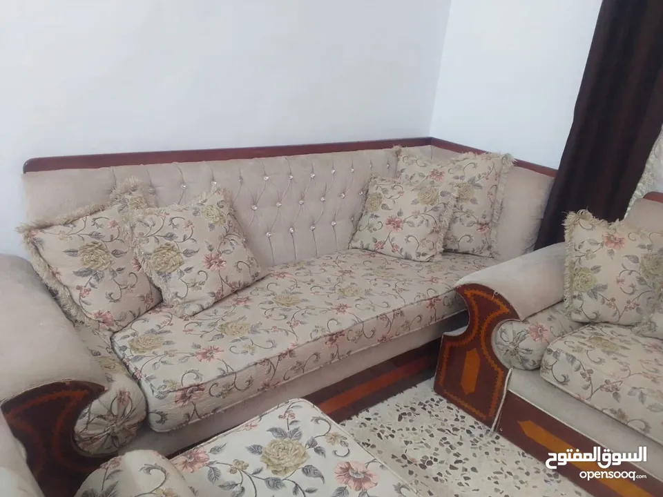 ديوانيه خشب زان شبه جديد تفصيل 22 مقعد كلفت تفصيل 2500 مطلوب فيها 900 قابل للتفاوض