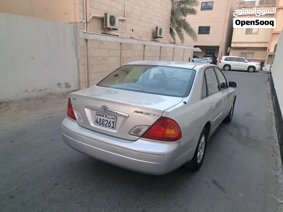 للبيع تويوتا افالون موديل 2000