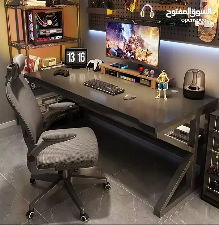 طاولة جيمينغ احترافية بتصميم عصري ومتين تصميم معدني قوي وثابت لتحمل الوزن والاستخدام المكثف