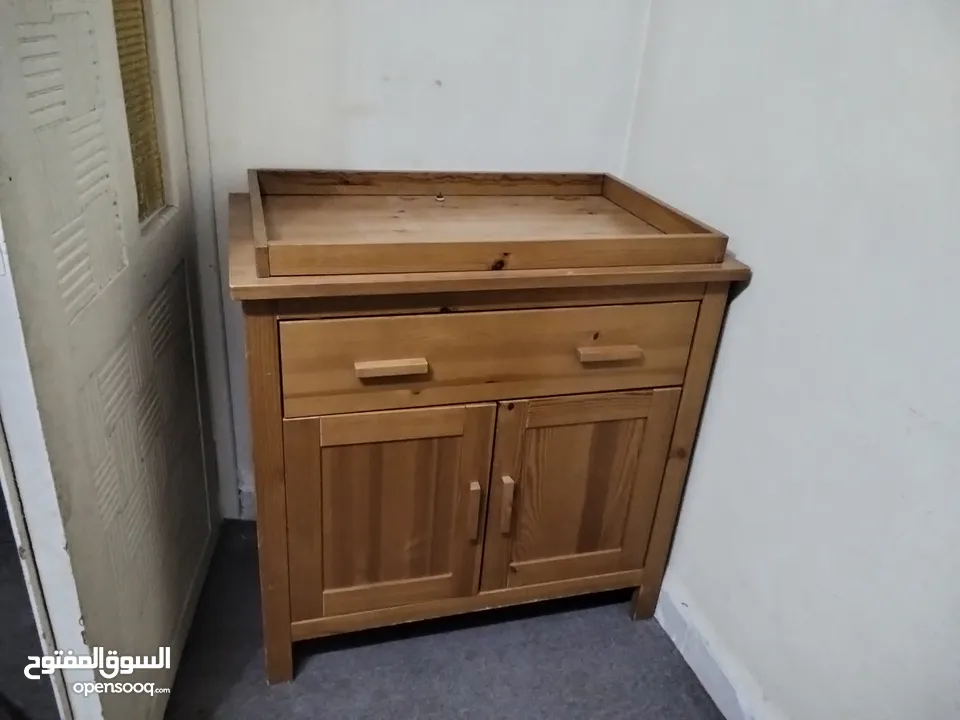 طاولة مكتب دراسة، كراسي مكتب، خزانة بيبي، كومادينو، طاولة تلفزيون، درج وخزانة مكياج للبيع