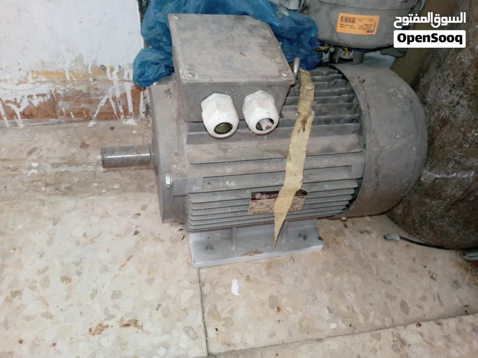 ماتور خمسة ونص حصان ايطالي صناعي ثلاث فاز مستعمل استعمال بسيط ...