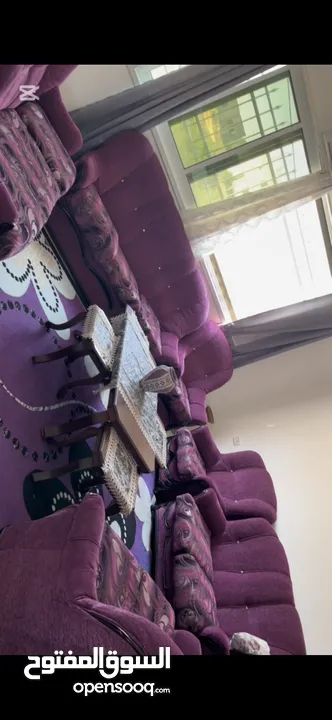 غرفة ضيوف كاملة كنب وطاولة وسجاد وعش وبرادي وثريا