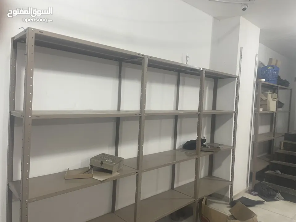يوجد رفوف مستعملة لمحل تجاري للبيع