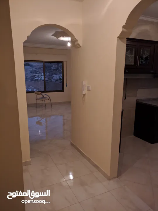 شقة طابق ثالث للايجار سكن عائلي سوبر ديلوكس منطقة هادئة مقابل جامعة العلوم التطبيقية 3 غرف نوم صالون