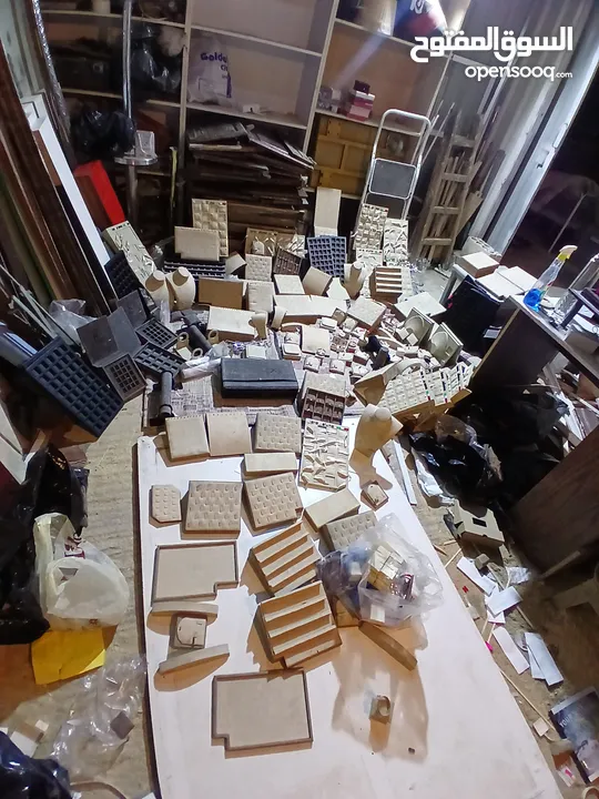 ديكور محل مستعمل للبيع بحاله جيده للبيع  متوفر أيضا ً الواح ديكور مفرزه مستعمل سعر اللوح 18دينار