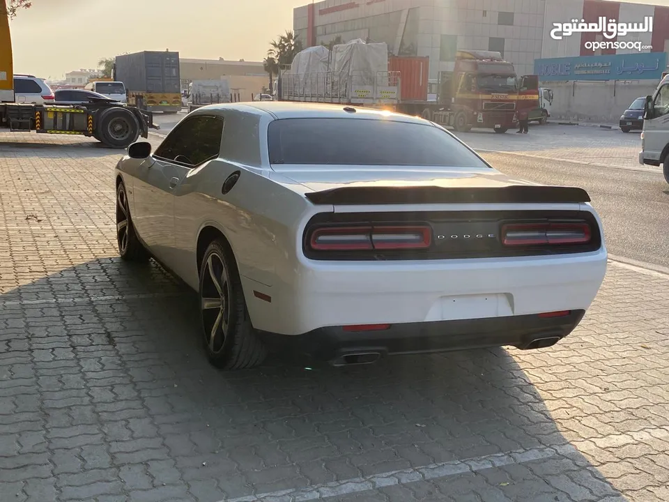 Dodge challenger... Model 2019...American specifications