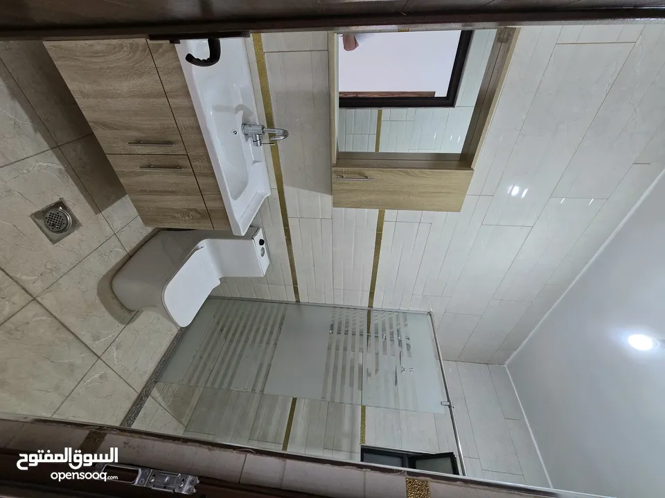 شقة يوبر ديلوكس طابق اخير مع روف مساحة 209 م ابو علندا إسكان الكهرباء