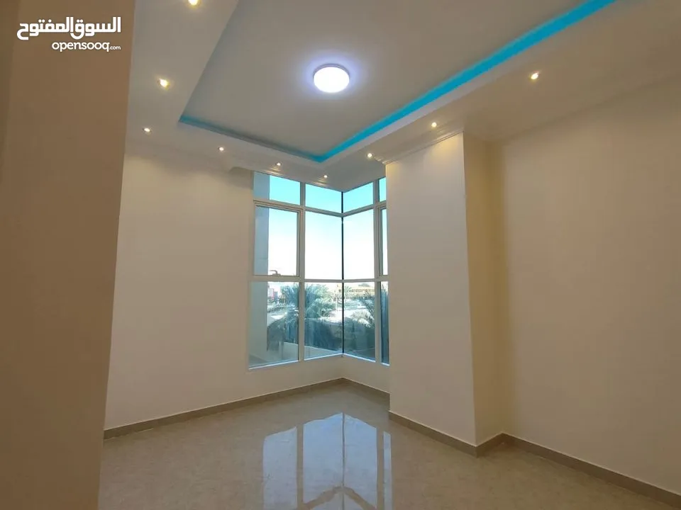شقة غرفتين وصالة تشطيب VIP بالروضة3 مقابل مطعم بحر الامارات 2حمام مع بلكونة 41000