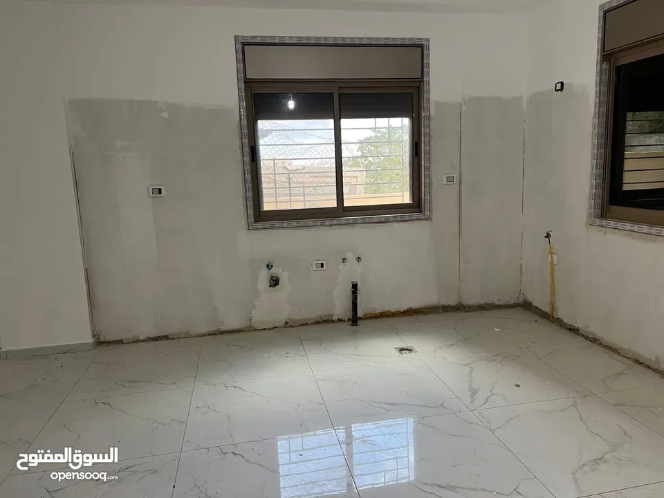 شقه للبيع قرب شا ع ركب والكلية الاهليه مساحه 110م مع حديقه 100م