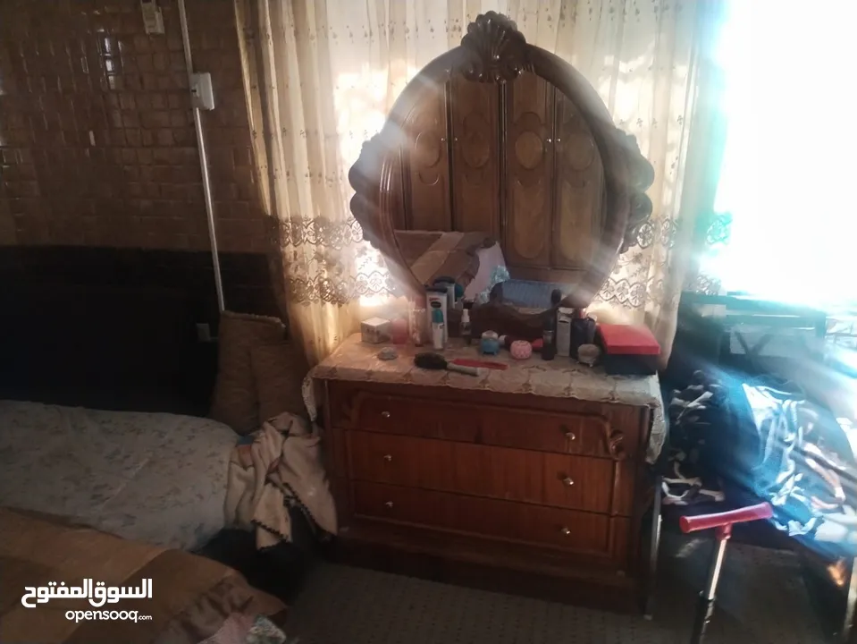 غرفة نوم لون عسلي غامق بحالة الوكالة خشب زان