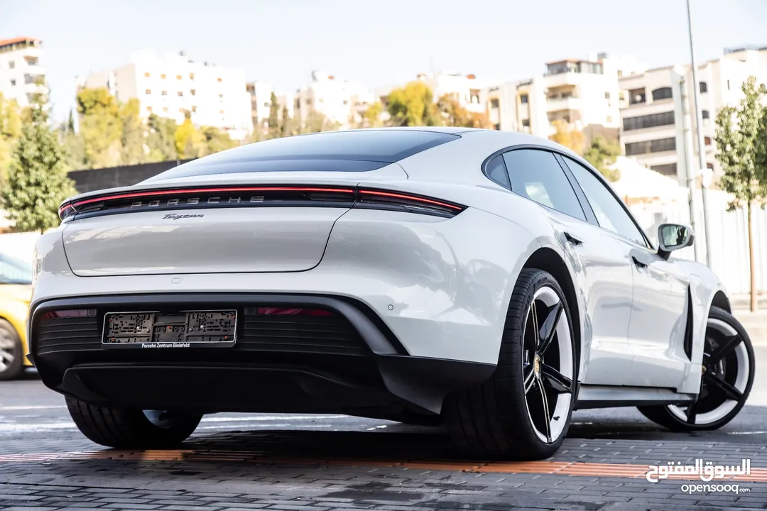 Porsche Taycan 2022  كهربائية بالكامل