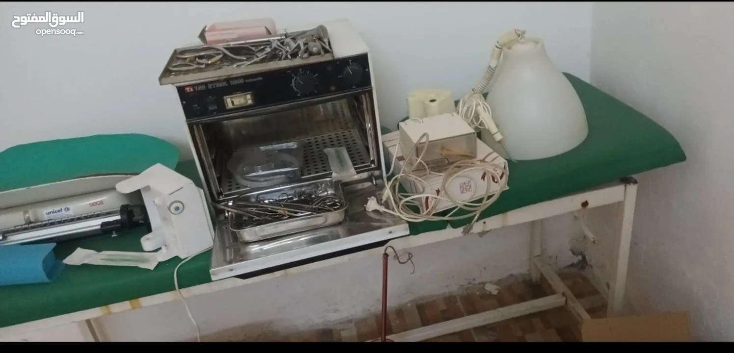 سرير فحص طبي وجهاز تعقيم ايطالي بحاله جيده جداا بالاضافه الى لوازم عياده للبيع بسعر مغري