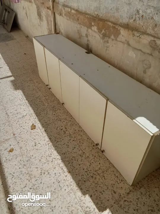 خزانات مطبخ مع مجلى بحوضين بحالة جيدة