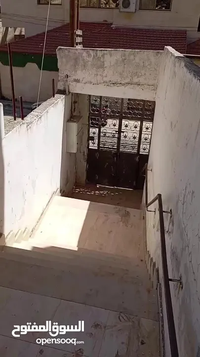 شقه مع حديقه للبيع مساحة الشقه 80 متر مربع والحديقة 48 متر مرعلى البلد خلف مستشفى الوطني شارع عفيفه