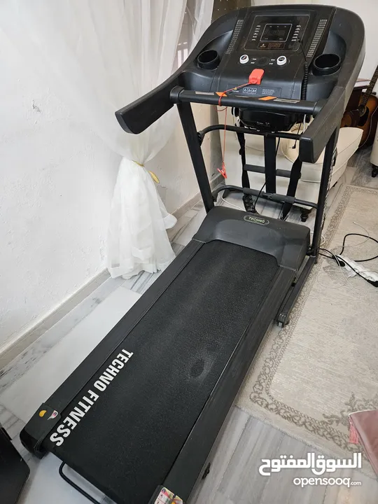 جهاز مشي بحالة ممتازة (شبه جديد) استخدام بسيط جدا ماركة TECHNO FITNESS