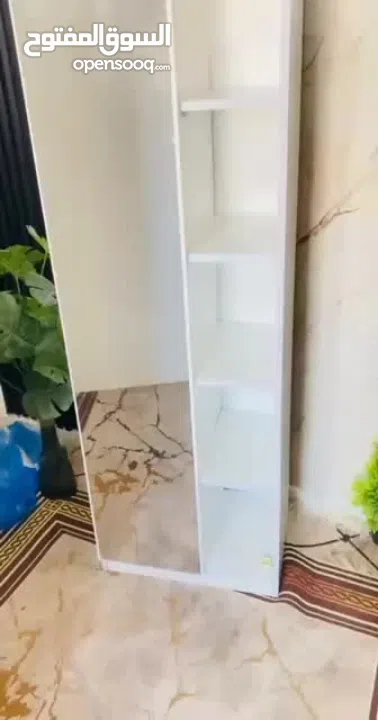 مرآة أرضية فاخرة مع رفوف جانبية – قطعة ديكور تخطّف الأنظار