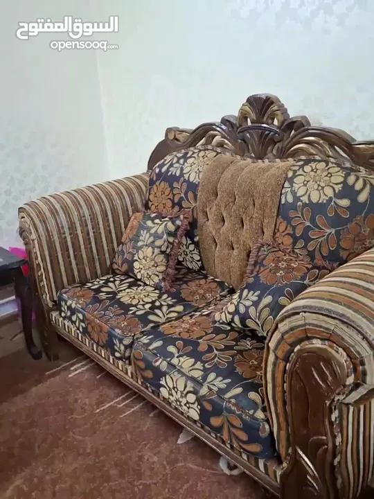للبيع طقم كنب تفصيل خشب زان – حالة ممتازة  بالإضافه الى 3 اسكملات