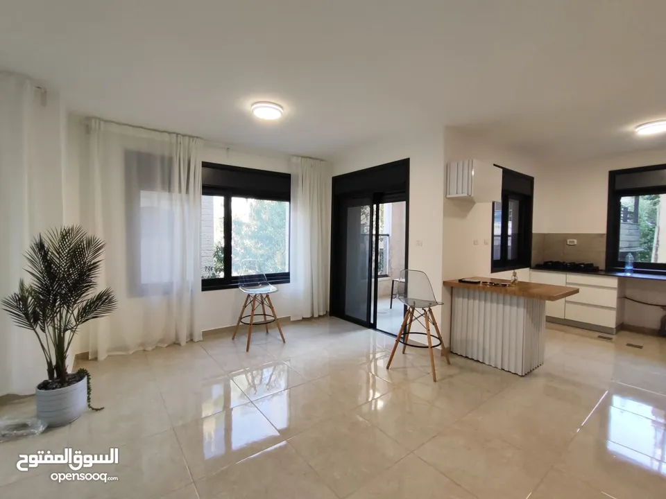 فرصة مميزة للإيجار – شقة جديدة بتشطيب راقٍ في الطيرة / رام الله