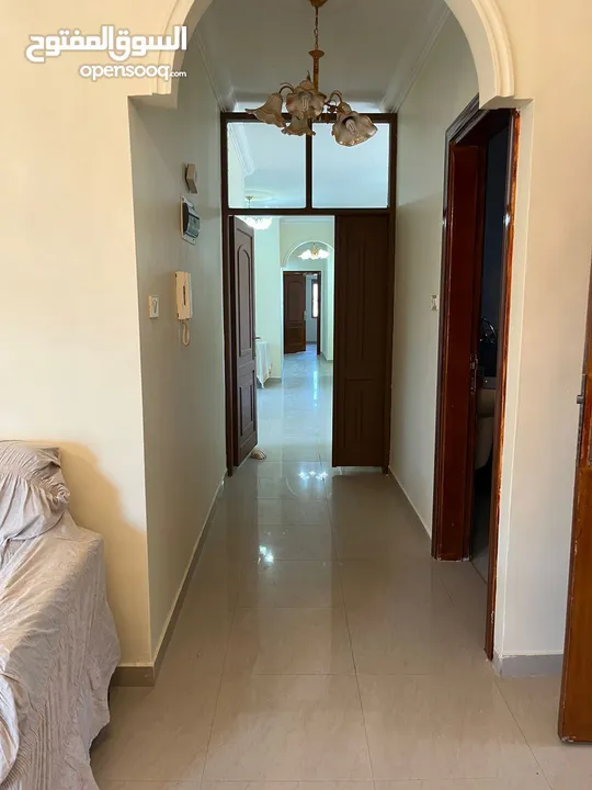 شقة للبيع في المهندسين 350 متر مربع طابق 3 مع روف كبير مميزة جداً من المالك