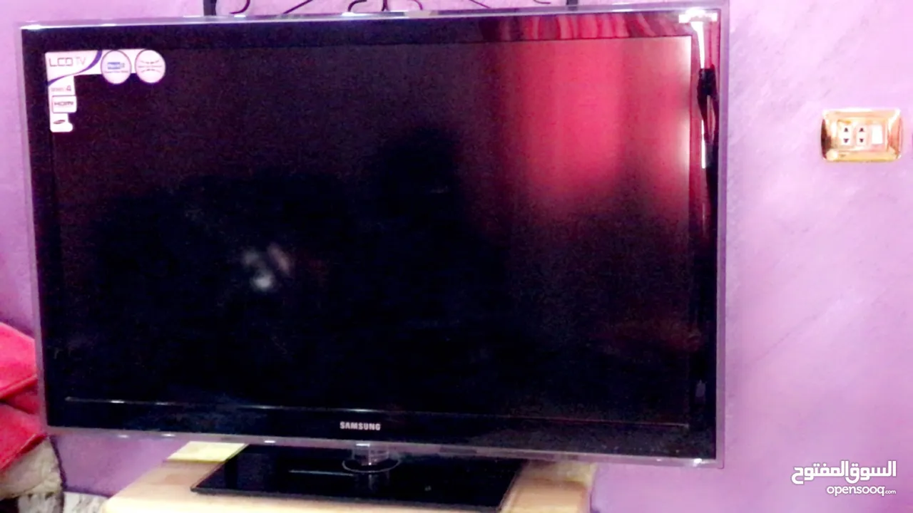 شاشة تلفاز سامسونج 65 انش مستعملة ومعها قاعدتها وبحالة ممتازة لكن يوجد فيها خط رفيع قابل للتصليح.