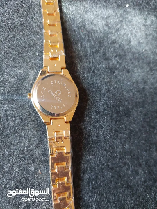 ساعة أوميغا فخمة بإطلالة ذهبية أنيقة