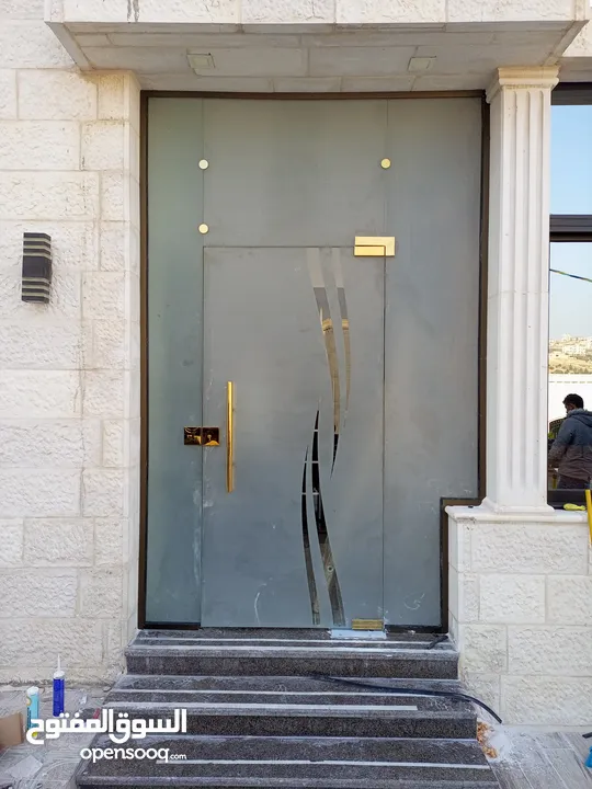 تركيب السيكوريت والمرايا وجميع أعمال الزجاج والألمنيوم بجودة عالية"