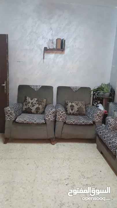 طقم كنب 7 مقاعد بحالة جيدة جدا مع طاولة وسط خشب وقزاز للبيع المستعجل بداعي السفر