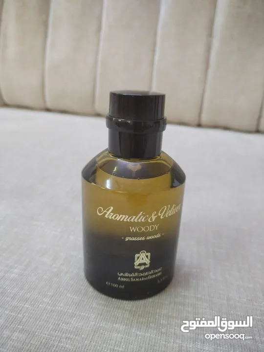 غرشة عطر وقطعة بخور